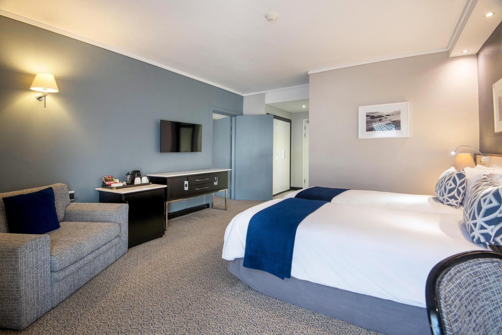 The Commodore Hotel Cape Town Exterior photo