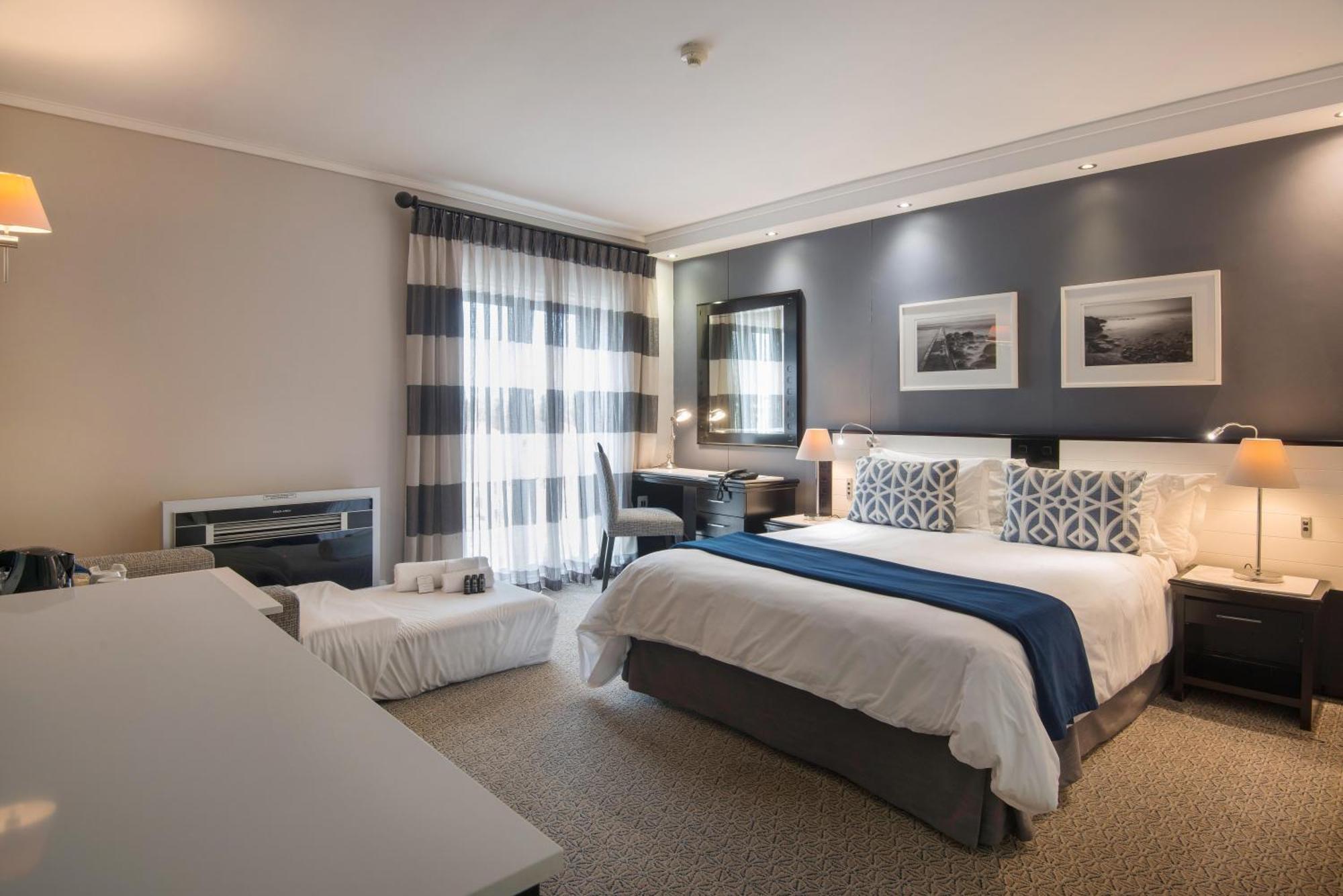 The Commodore Hotel Cape Town Exterior photo